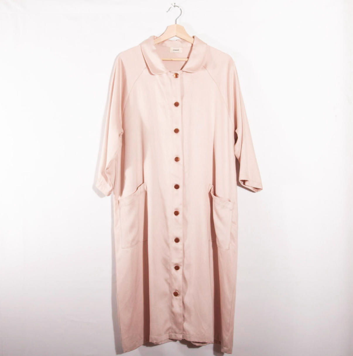 Rosa kappa i räddat gardintyg