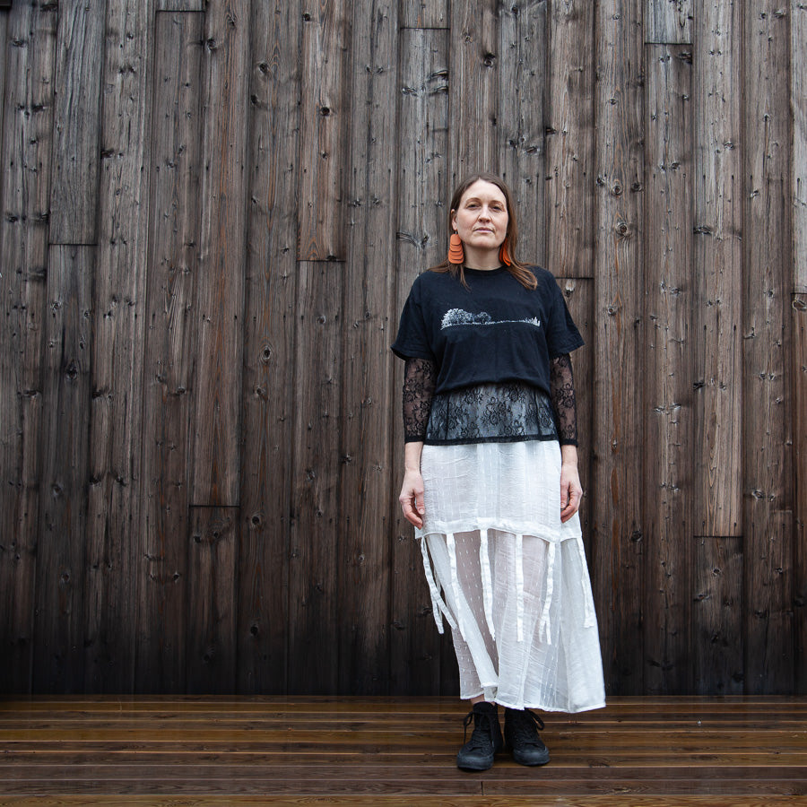 Vit kjol med fransar i räddat gardintyg