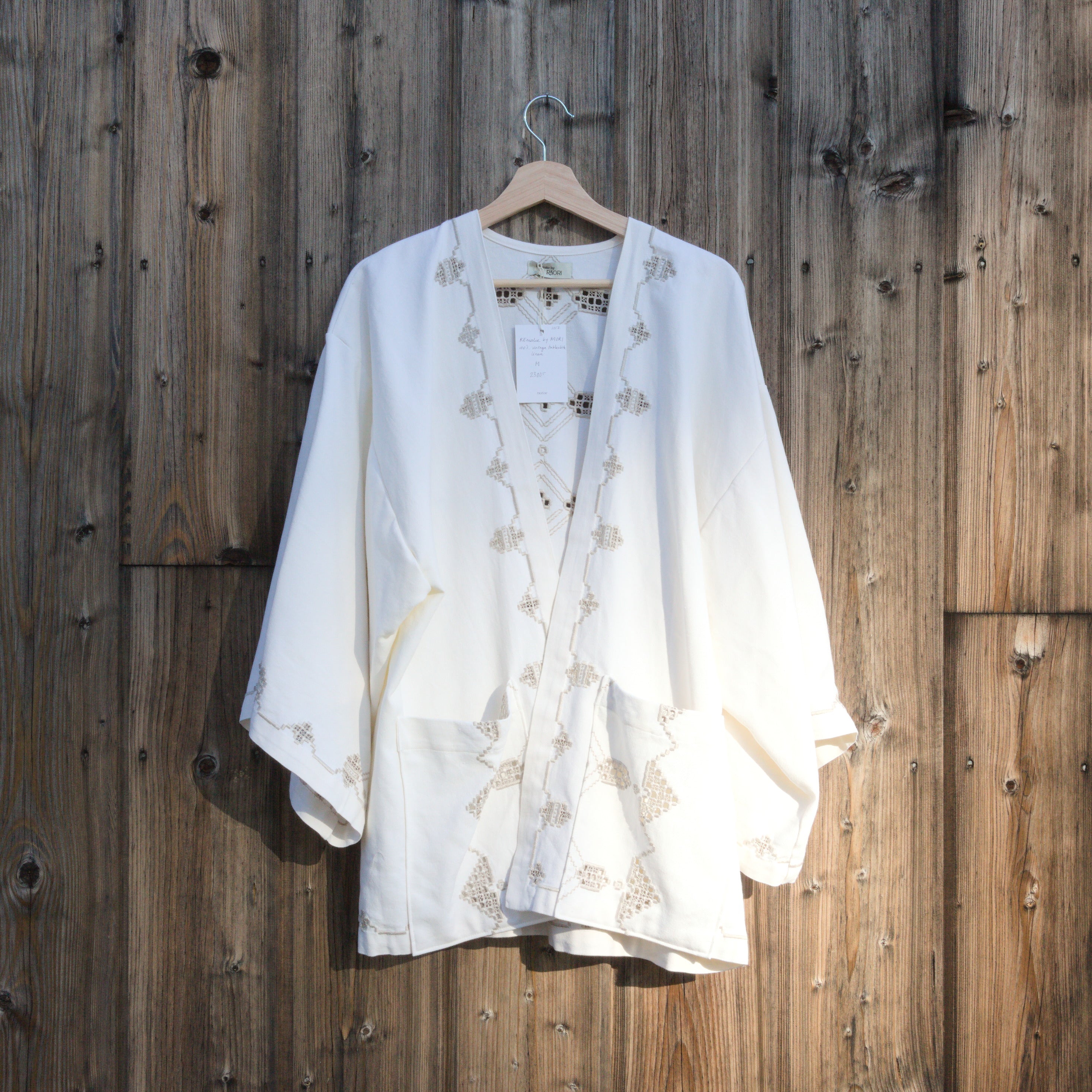 Kimono tillverkad av en handbroderad bordsduk