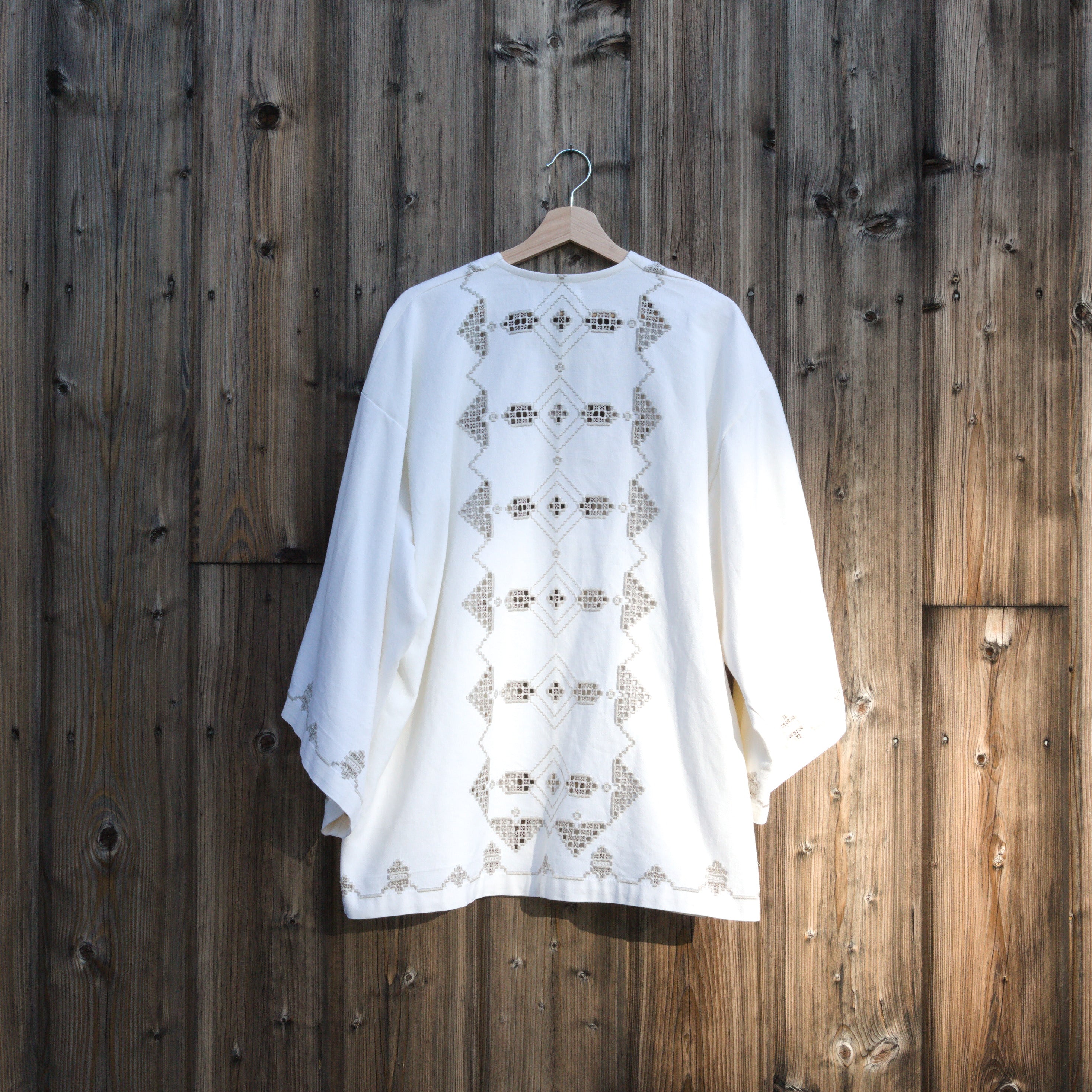 Kimono tillverkad av en handbroderad bordsduk
