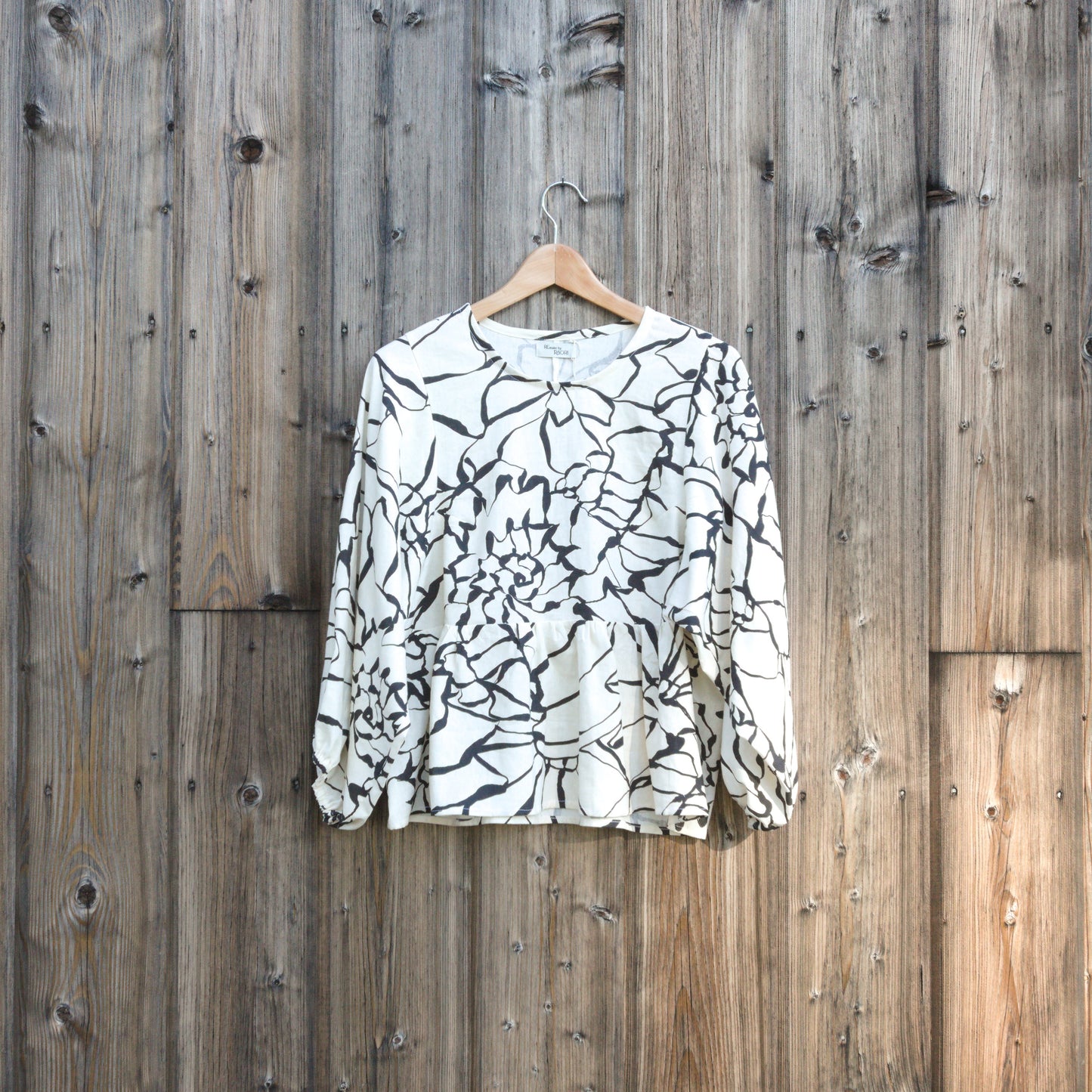 Grafisk blus i linneviskos