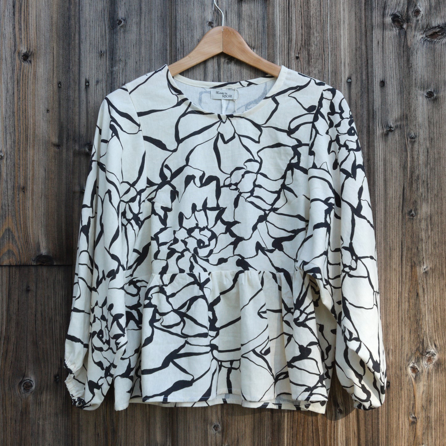 Grafisk blus i linneviskos