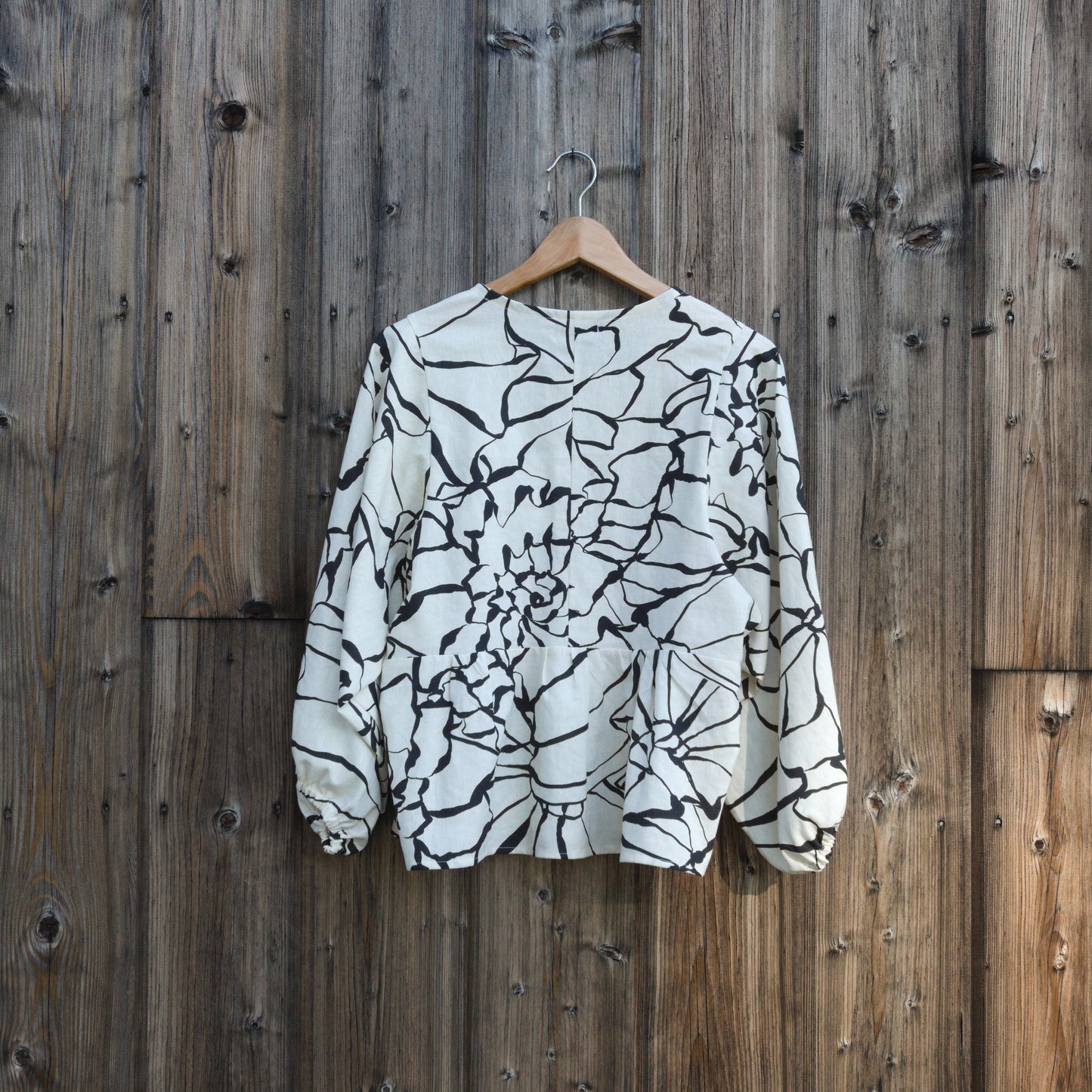 Grafisk blus i linneviskos