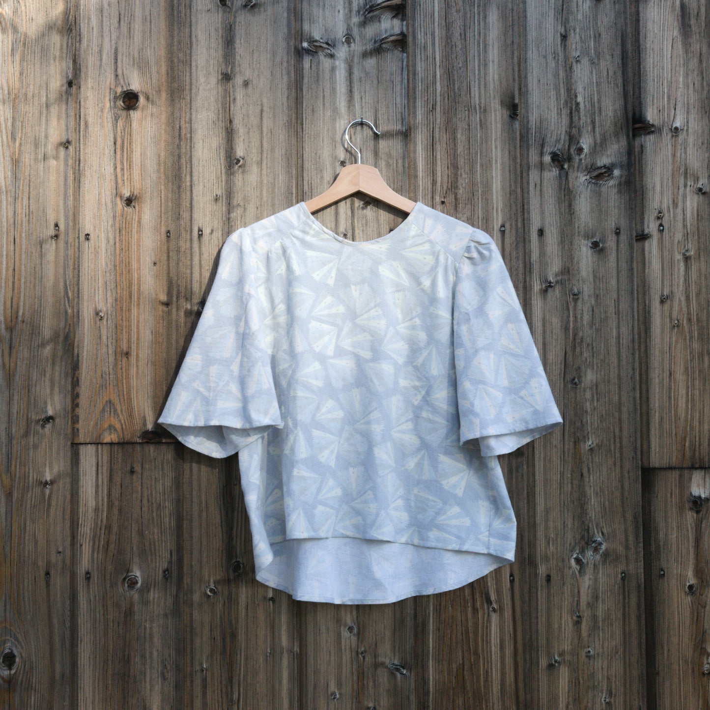 Ljusblå blus i räddat vintagetyg