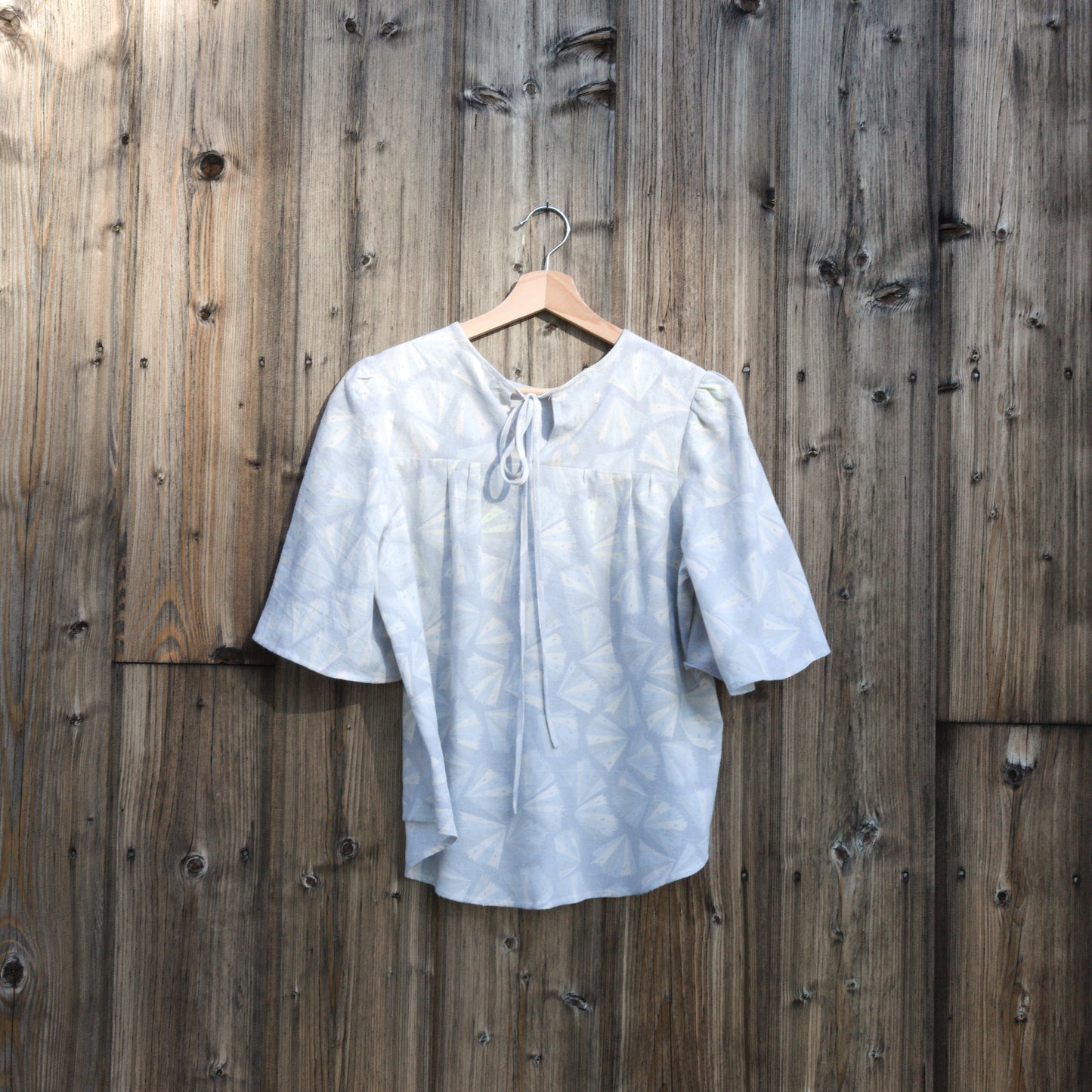 Ljusblå blus i räddat vintagetyg