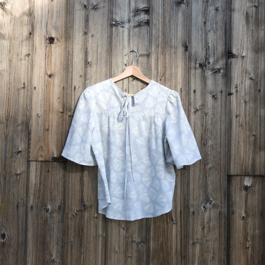 Ljusblå blus i räddat vintagetyg