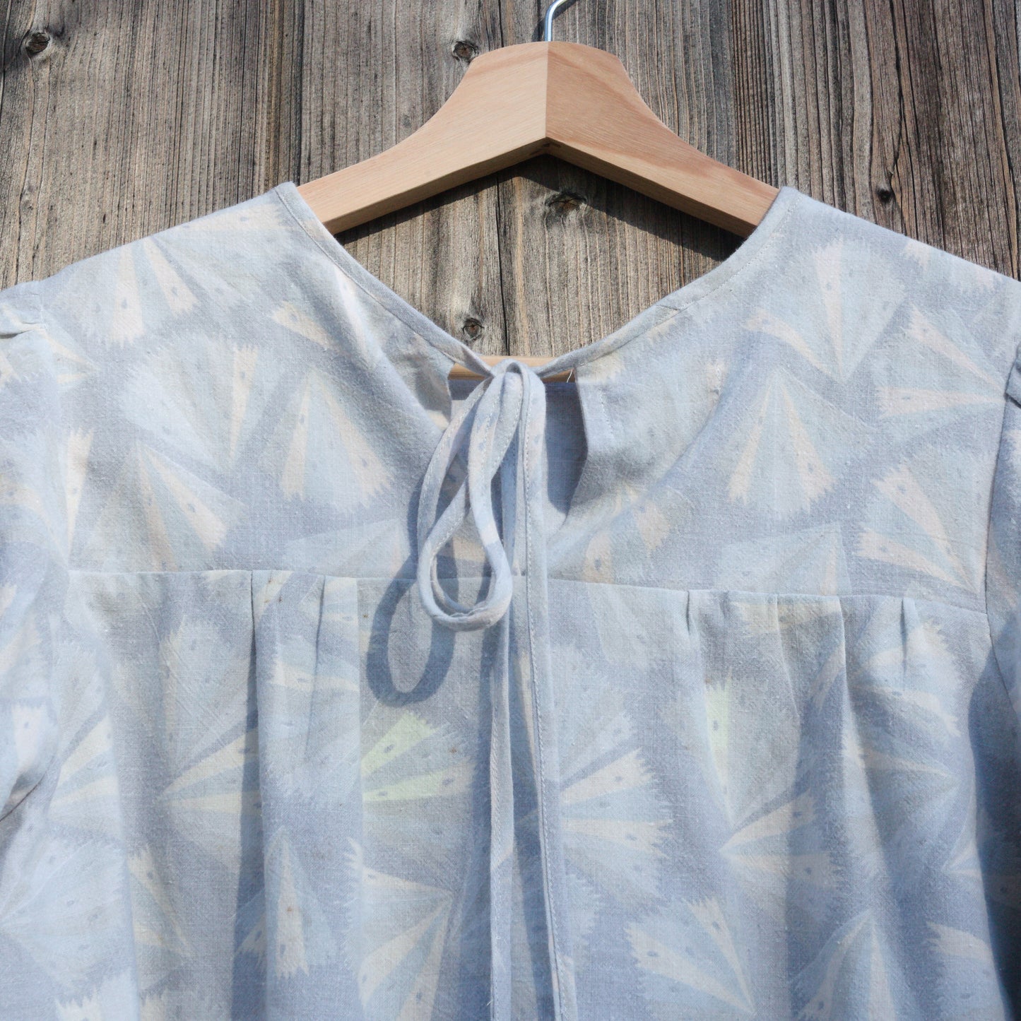 Ljusblå blus i räddat vintagetyg