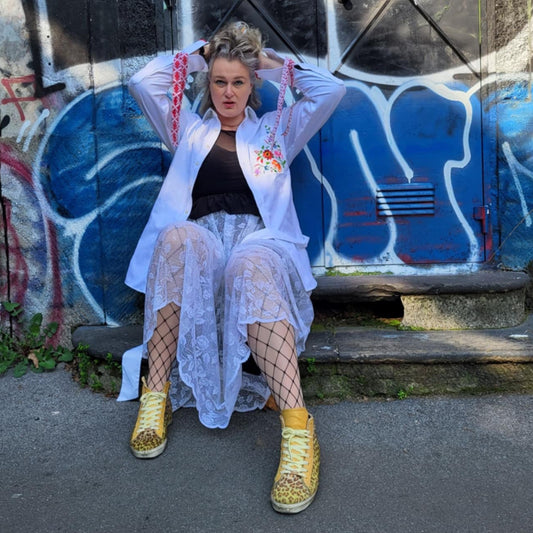 Kjol i återbrukat gardintyg