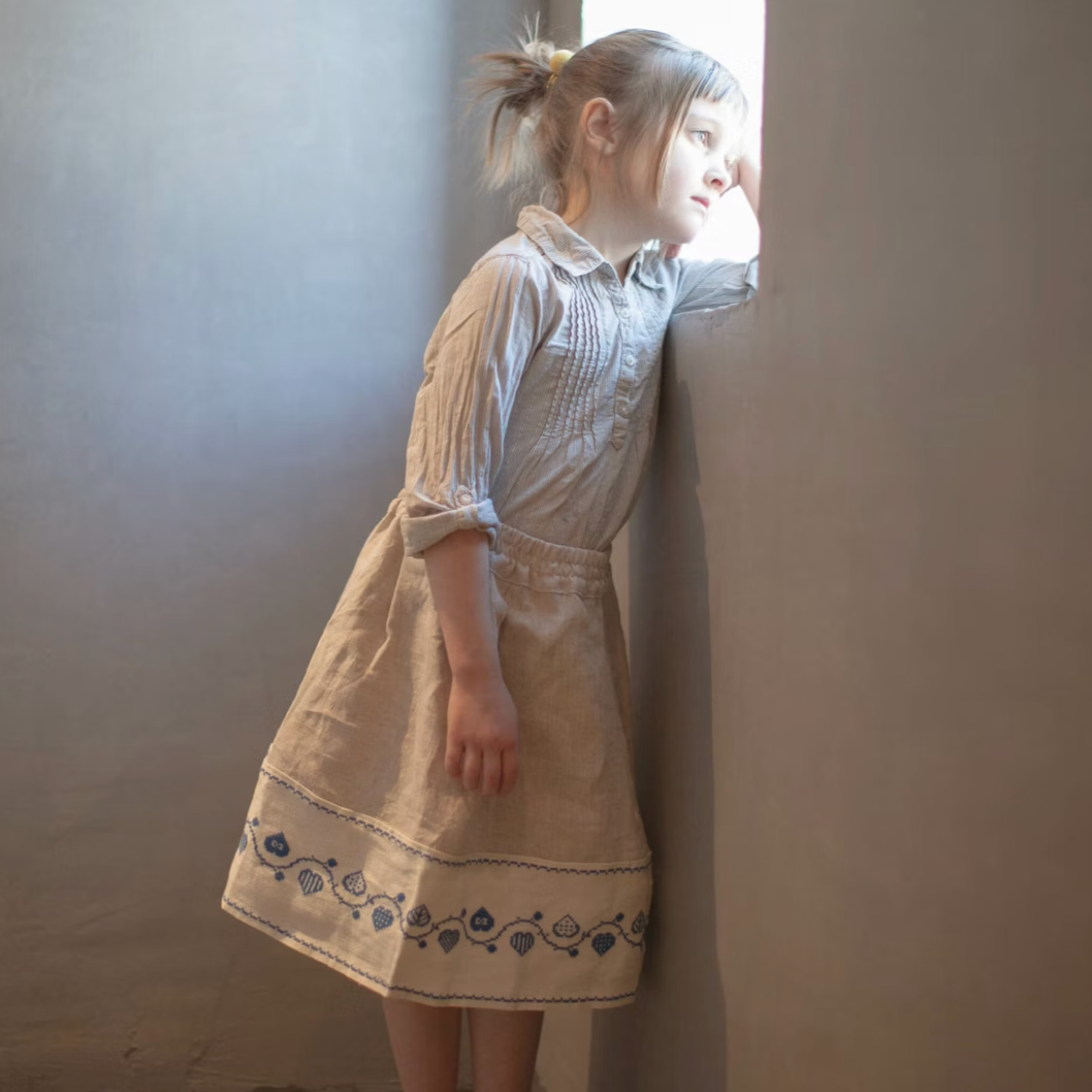 Linnekjol med broderier, 4–7 år