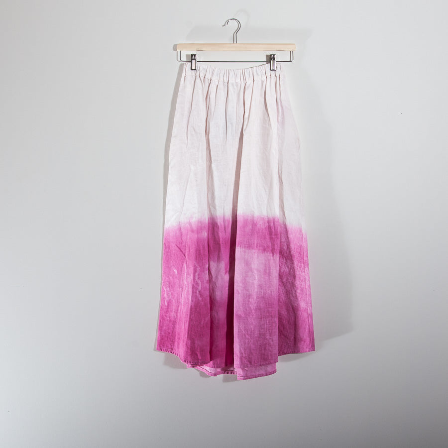 Skirt made from recycled curtain fabric