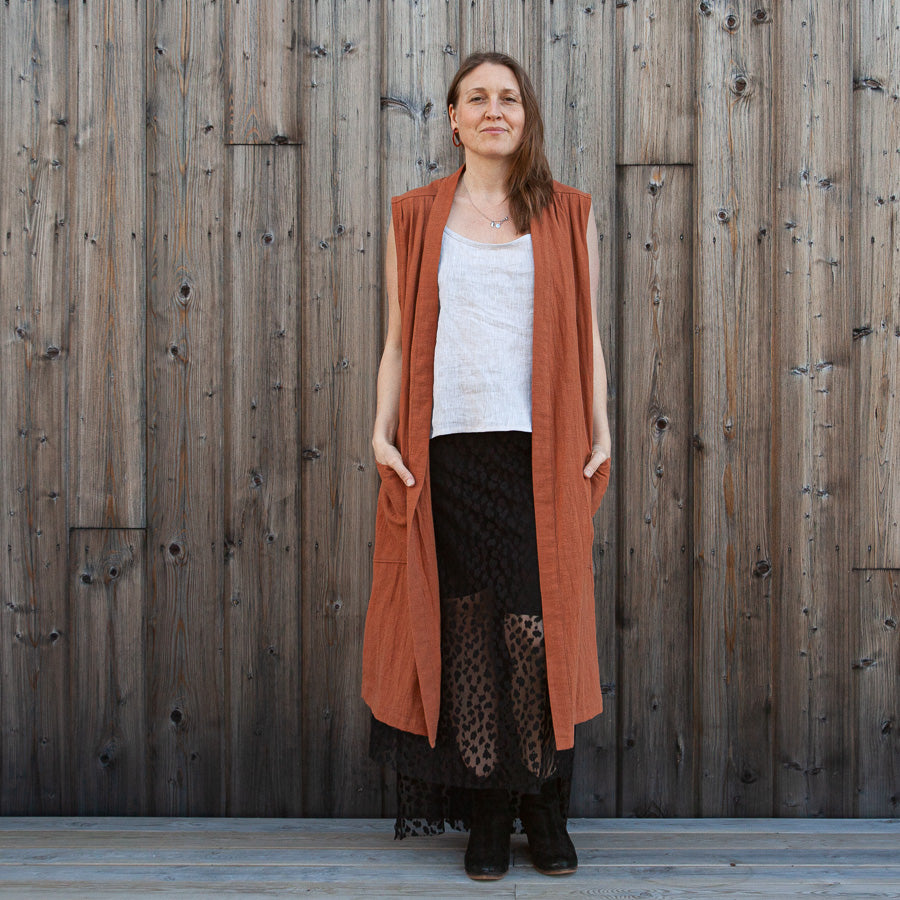 Long vest in brick-colored linen fabric, one size