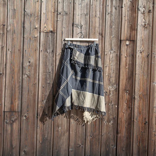 Checked black skirt in table cloth