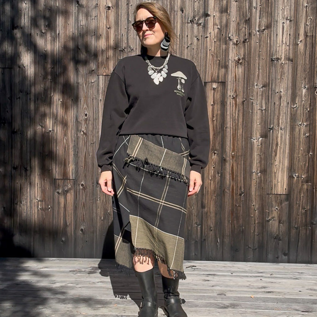 Checked black skirt in table cloth