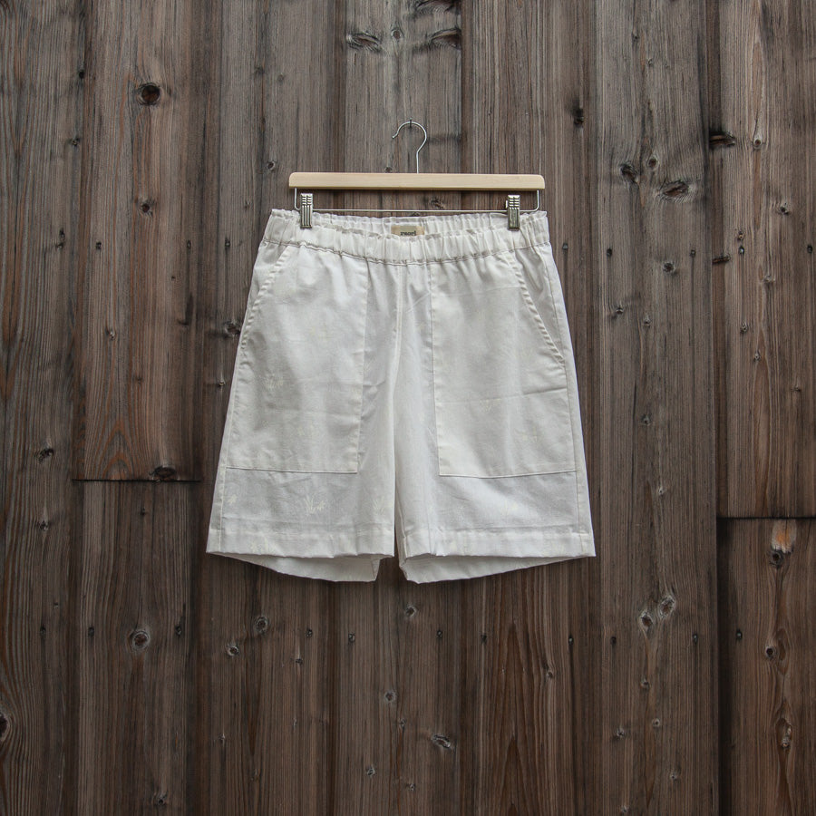 Shorts tillverkade av återvunnet tyg