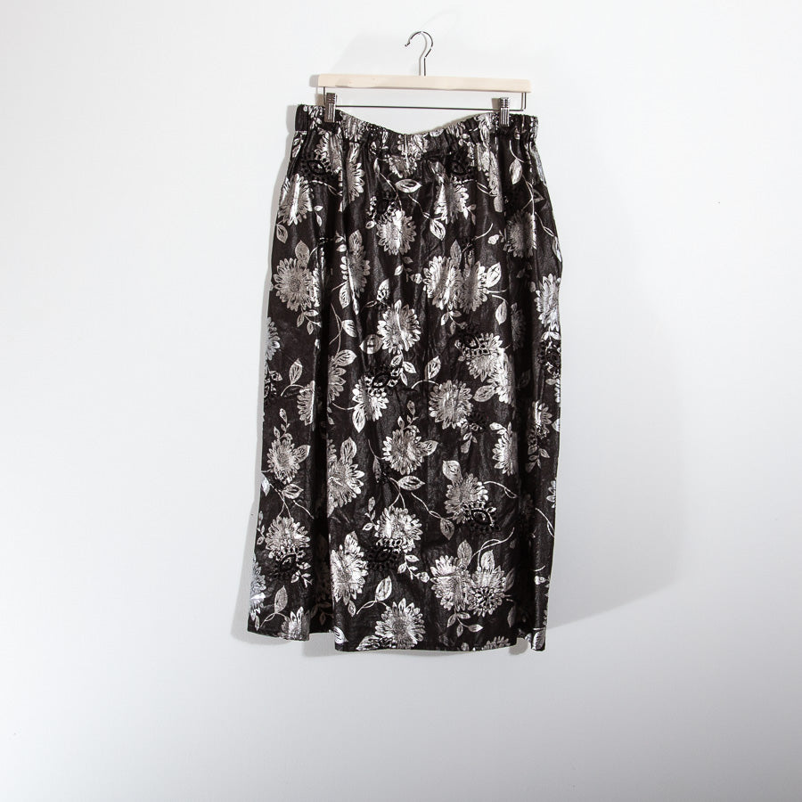 Skirt made from recycled curtain fabric