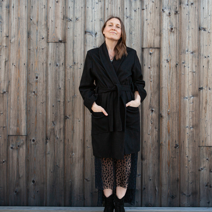 Manteau noir en laine recyclée